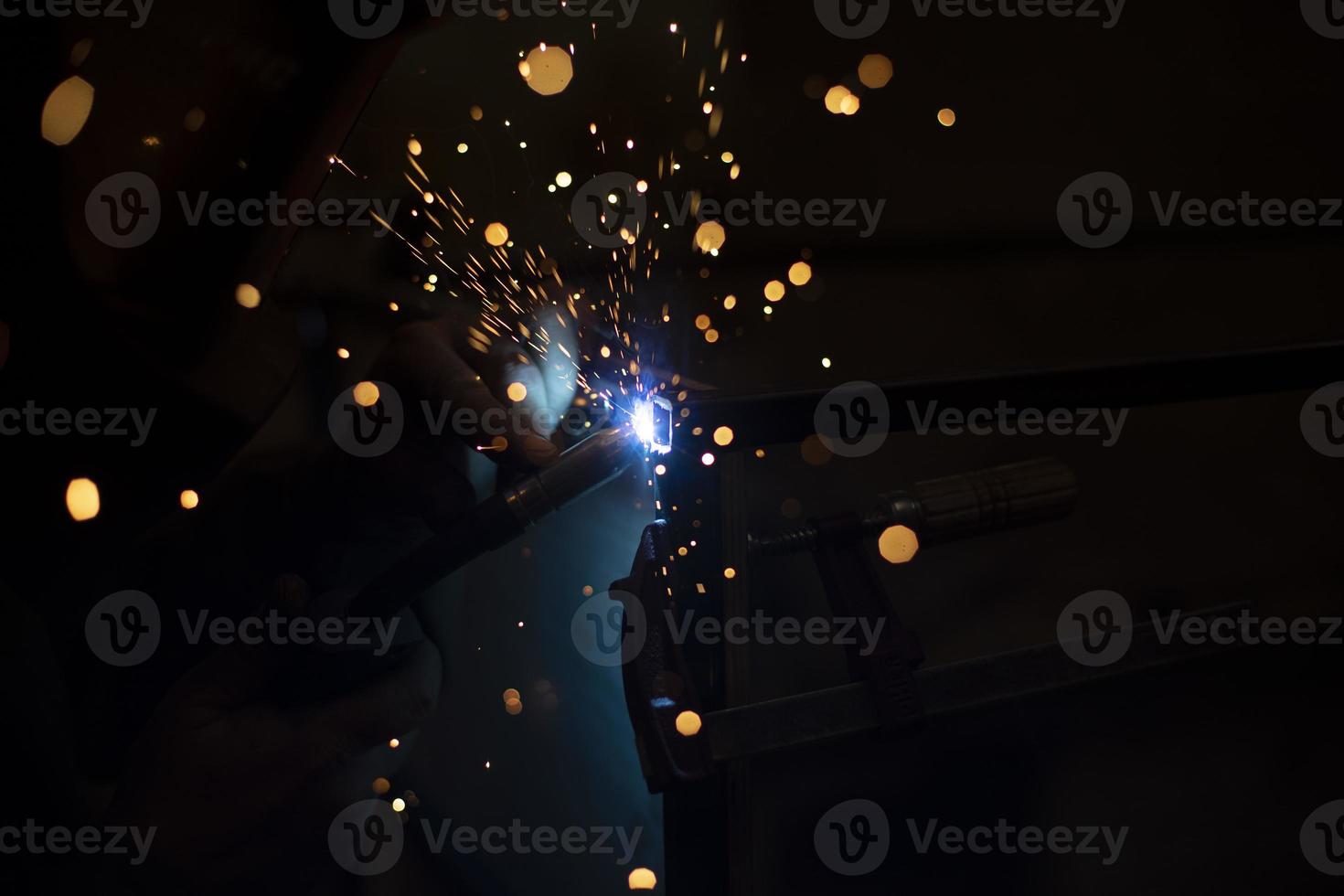 trabalho de soldagem. Temperatura alta. aço quente. soldagem de metais. detalhes da produção. foto