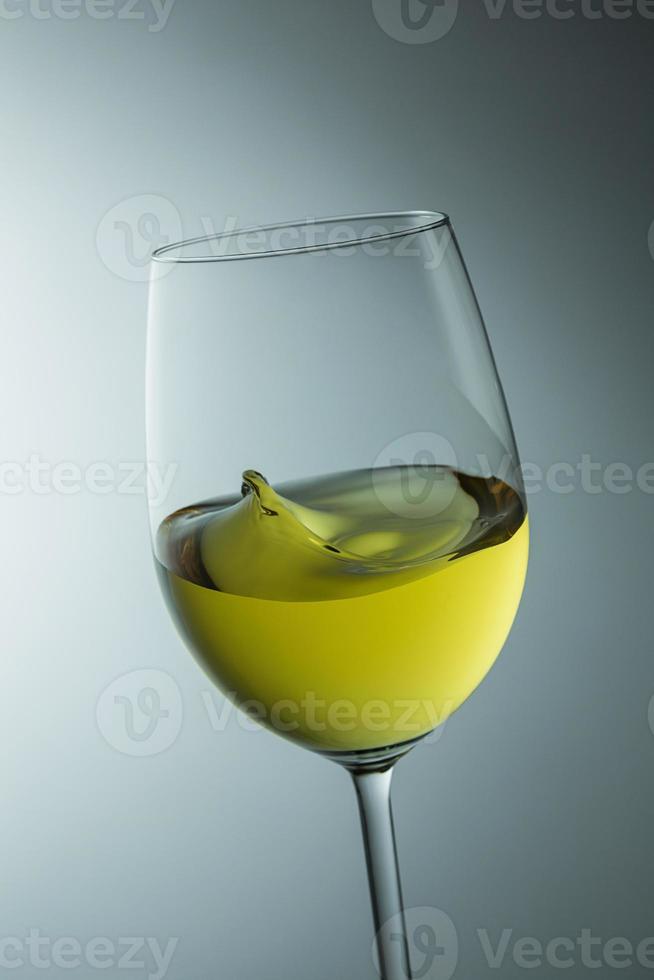 copo de vinho branco com onda foto