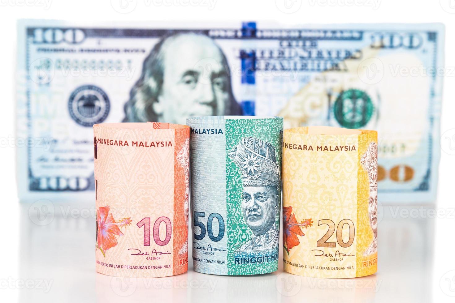 close-up da nota de moeda malásia ringgit contra o dólar americano foto