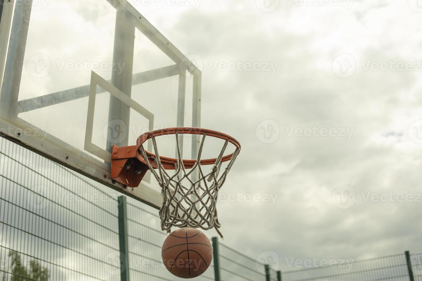 jogando bola na cesta. golpe preciso. basquetebol. foto