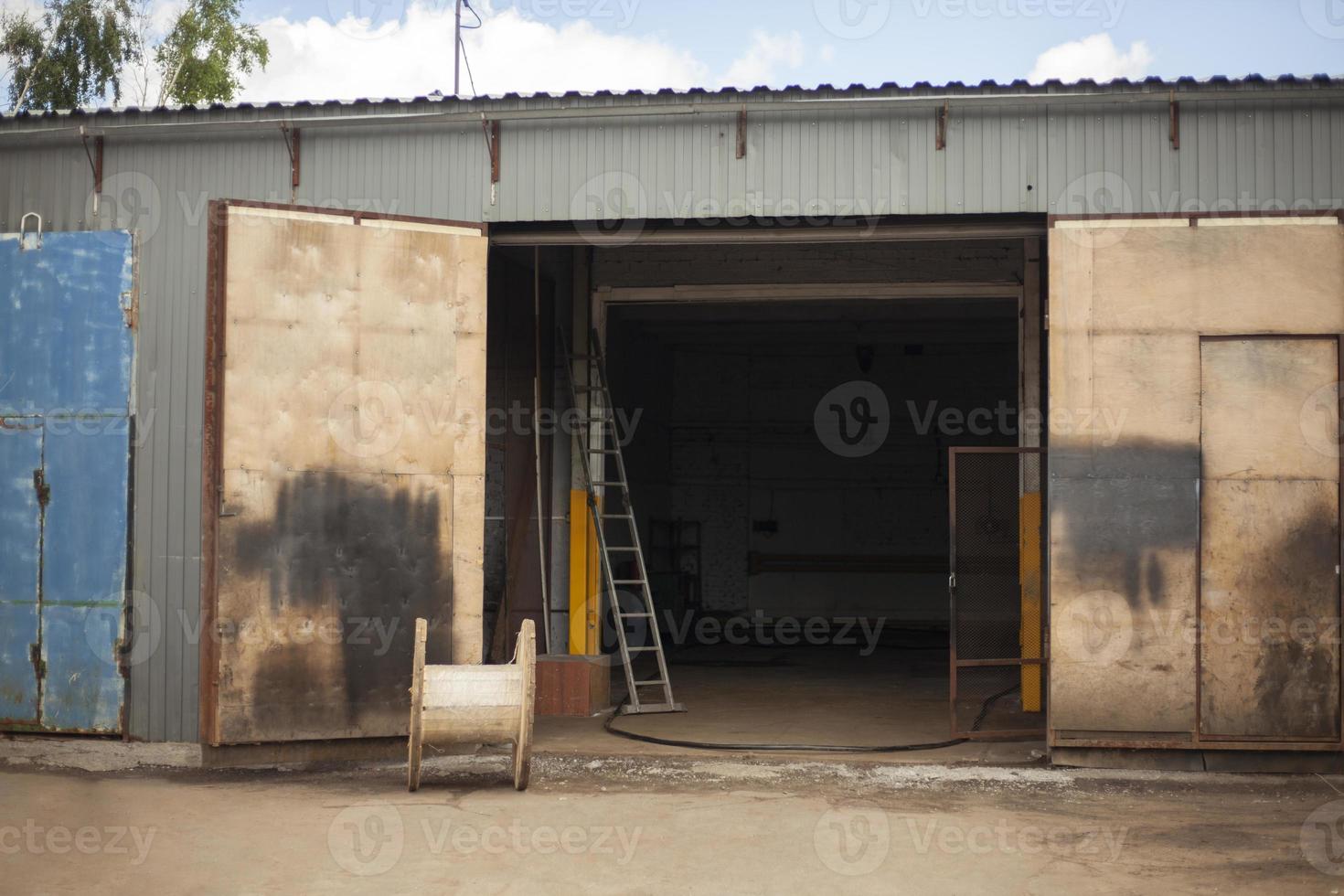 porta da garagem. entrada do armazém. grande portão para o edifício. zona industrial. foto