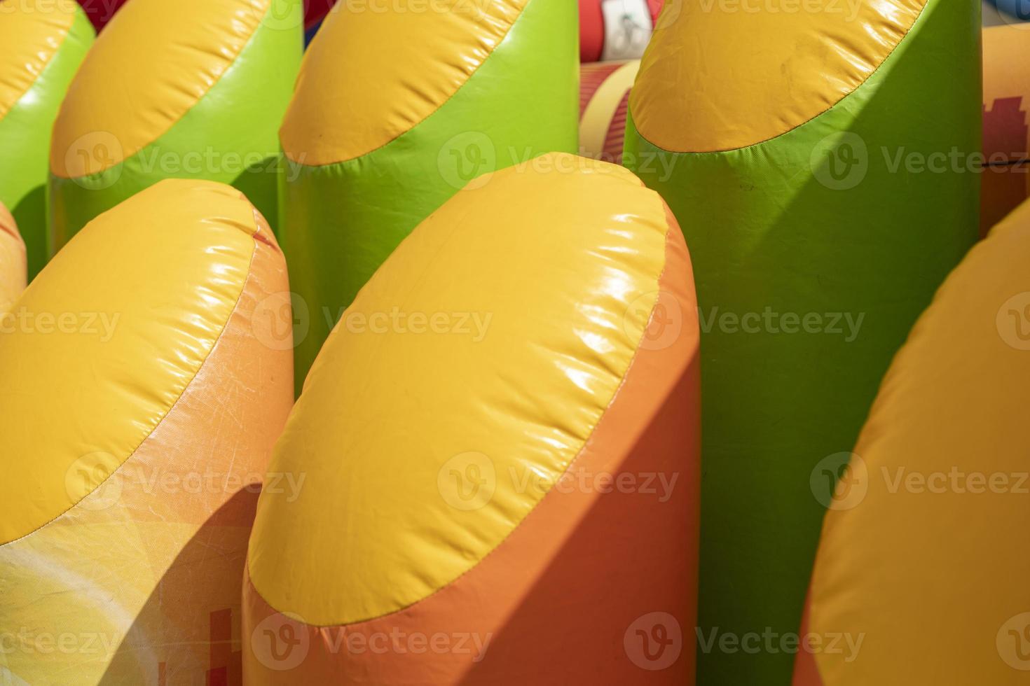 diversão infantil no verão. trampolim inflável para pular. foto