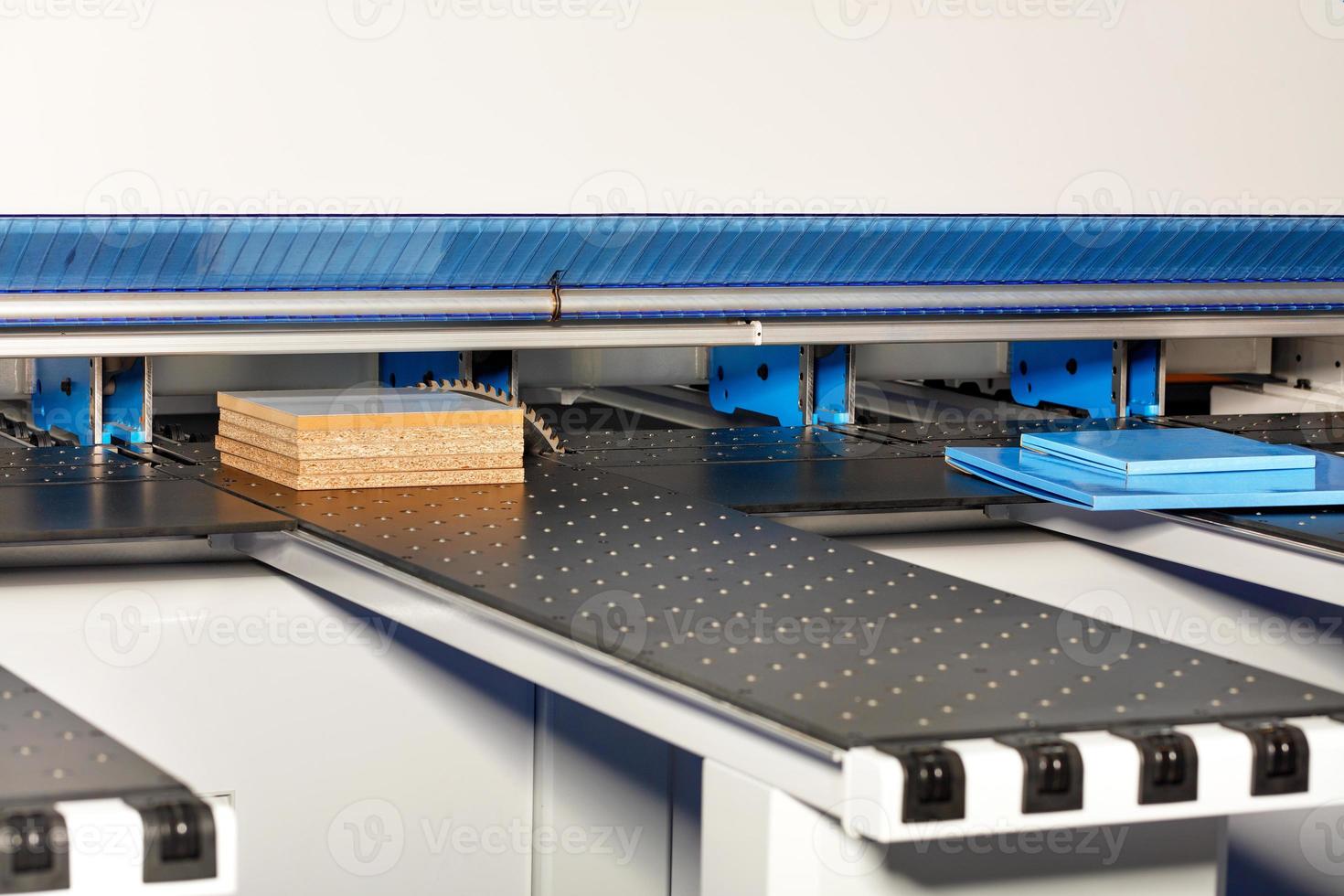 máquina de trabalhar madeira para serrar aglomerado na fabricação de estruturas de móveis. foto