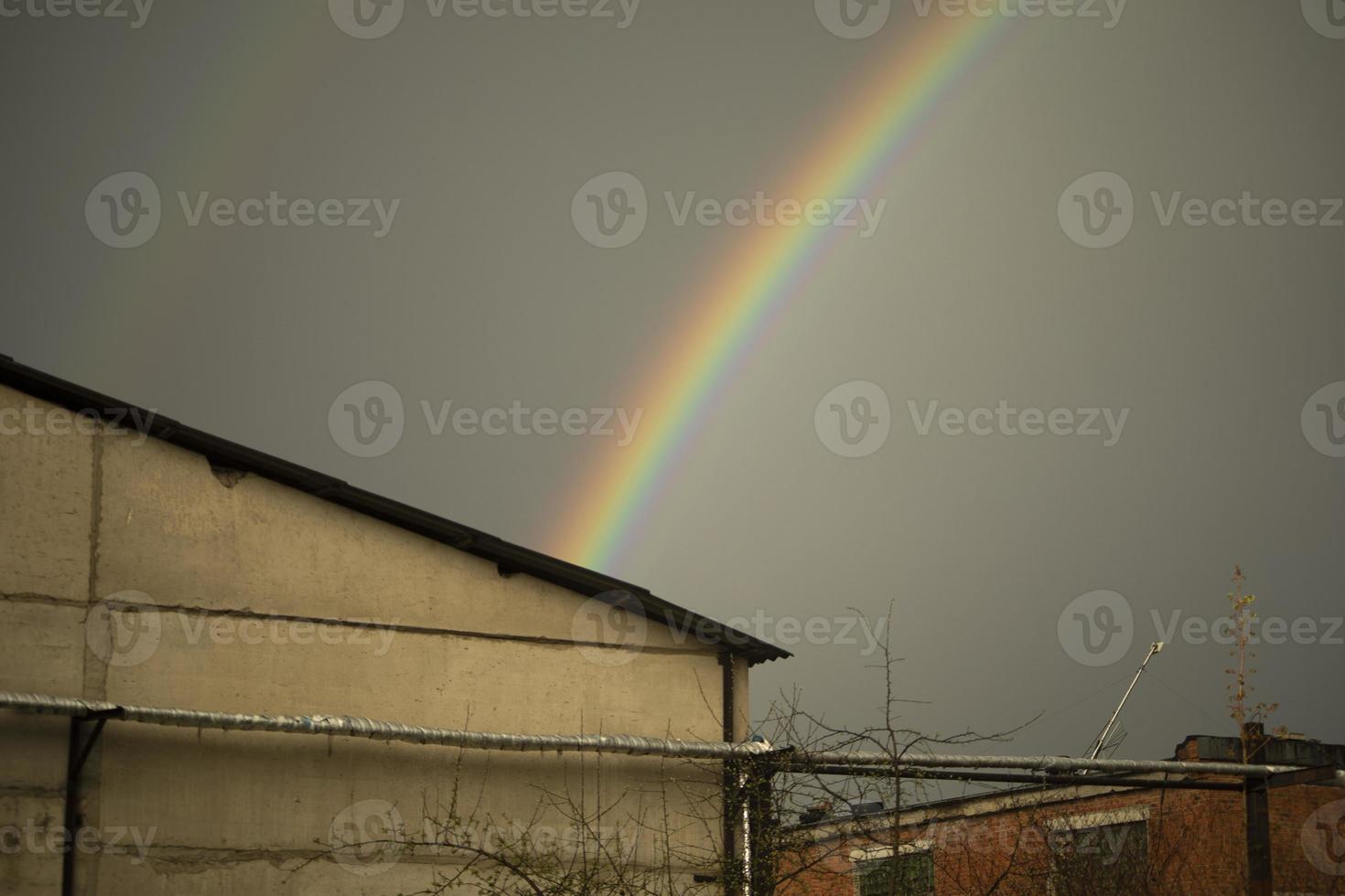 arco-íris no céu. tempo bonito. decomposição da luz em cores. foto