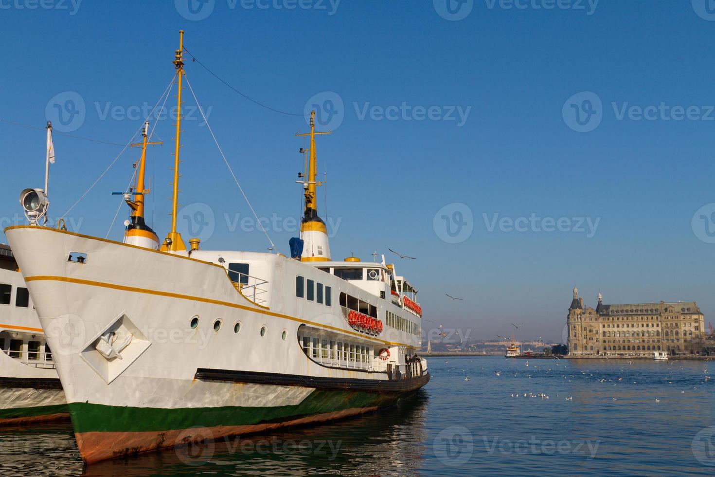 balsa e estação de trem de haydarpasa foto