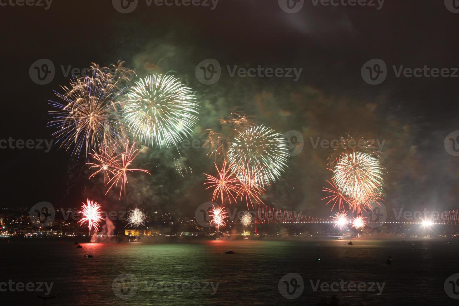 fogos de artifício sobre o estreito de bósforo foto