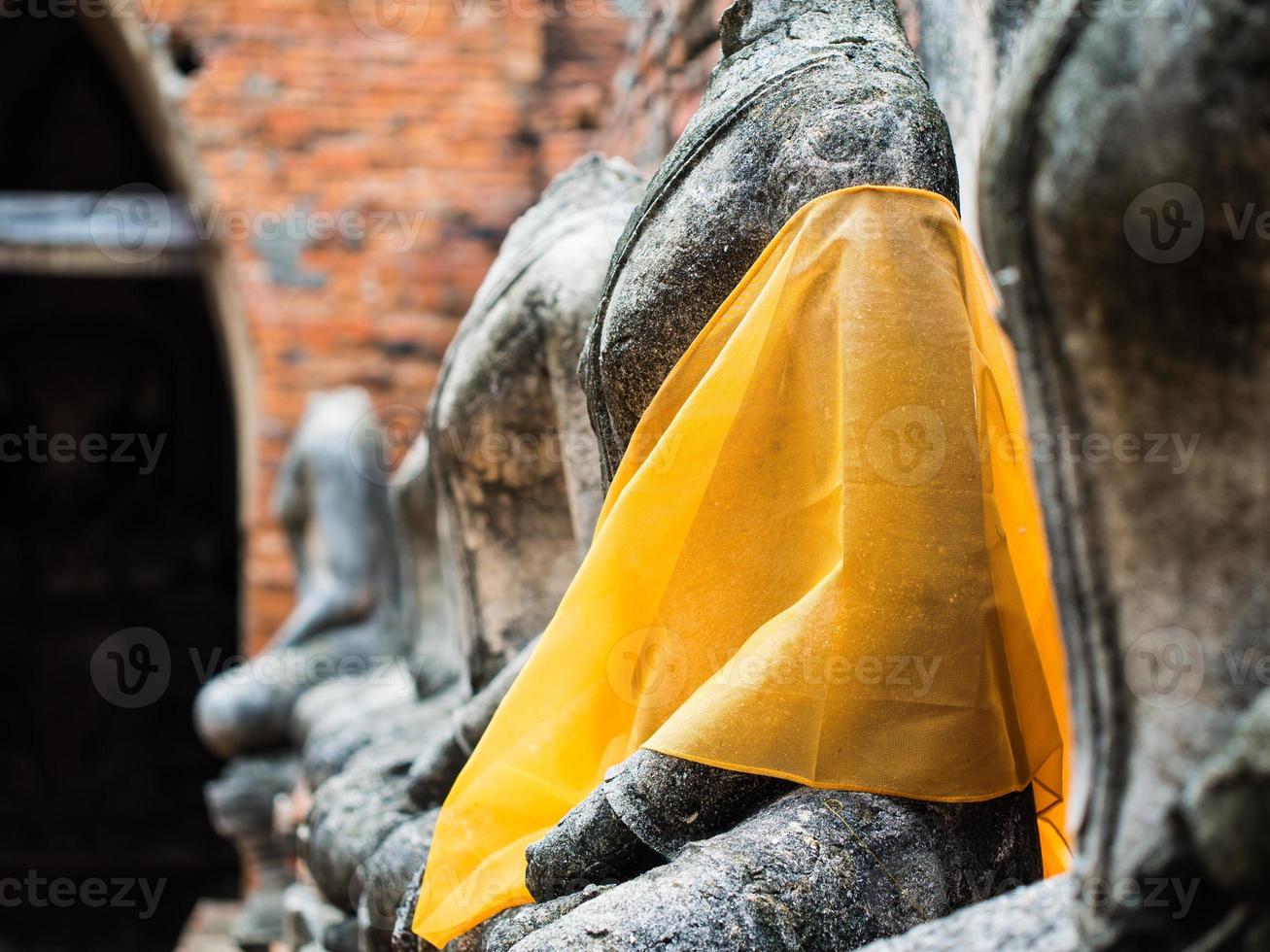 antiga estátua de Buda em wat chai watthanaram foto