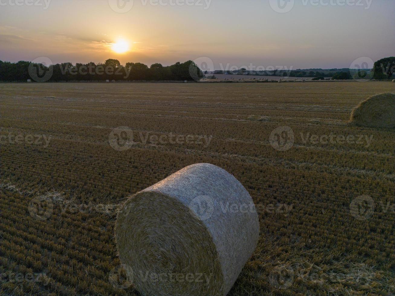 pôr do sol sobre o campo de trigo suffolk após a colheita foto