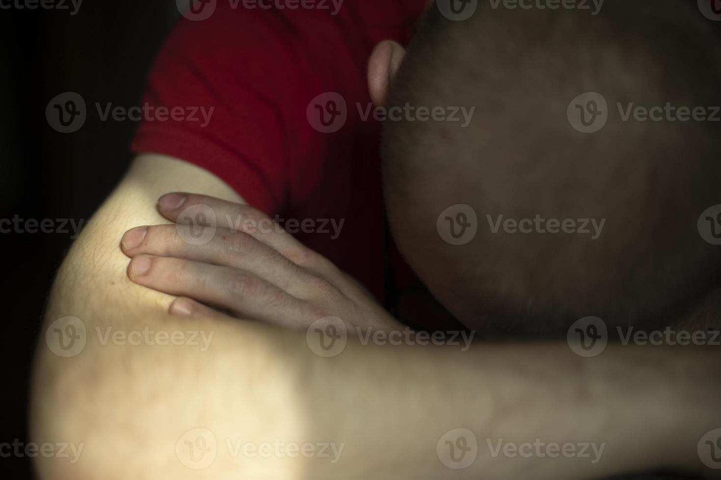 mão de cara dormindo na mesa. homem estava cansado. estado depressivo. foto