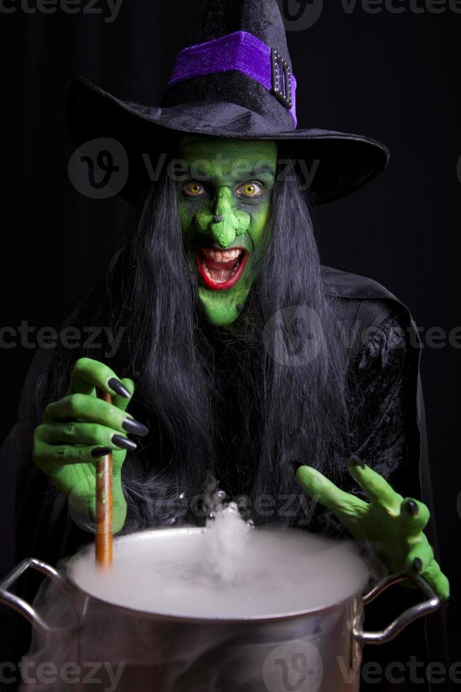 a bruxa assustadora cozinhando uma bebida. 1116308 Foto de stock no Vecteezy