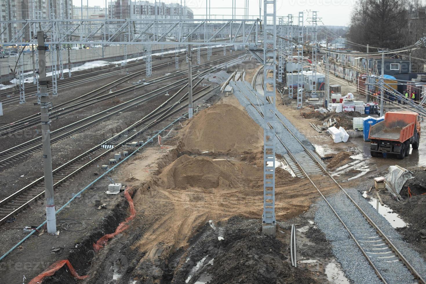 ferrovia na cidade. vista de trilhos de trem. foto