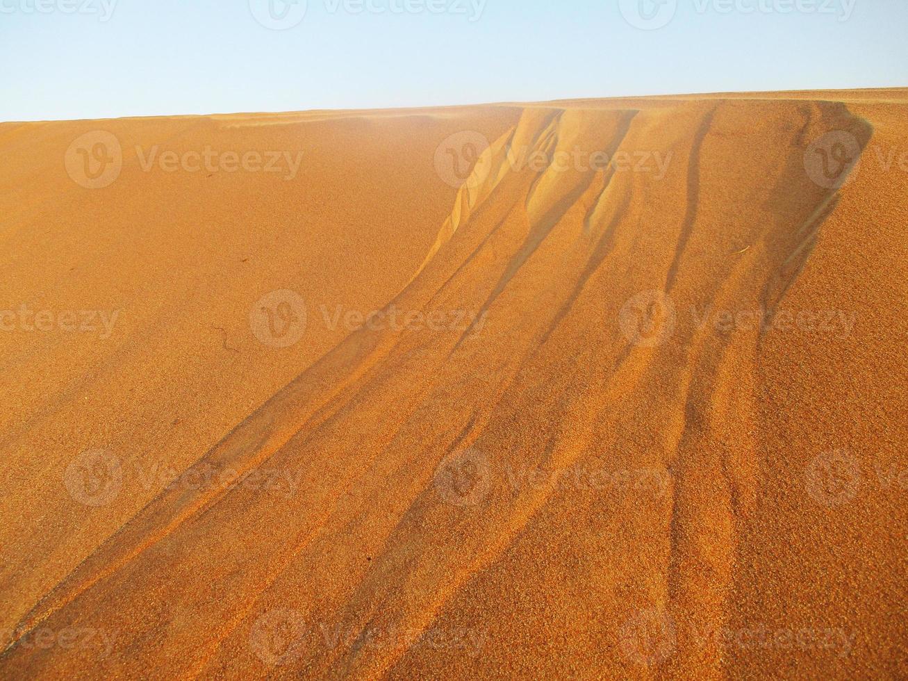 ondas de textura de areia. dunas do deserto. paisagem por do sol de dunas do deserto. foto