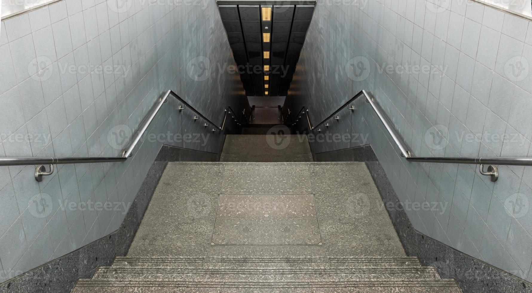 olhando as escadas da passagem para a estação de metrô foto