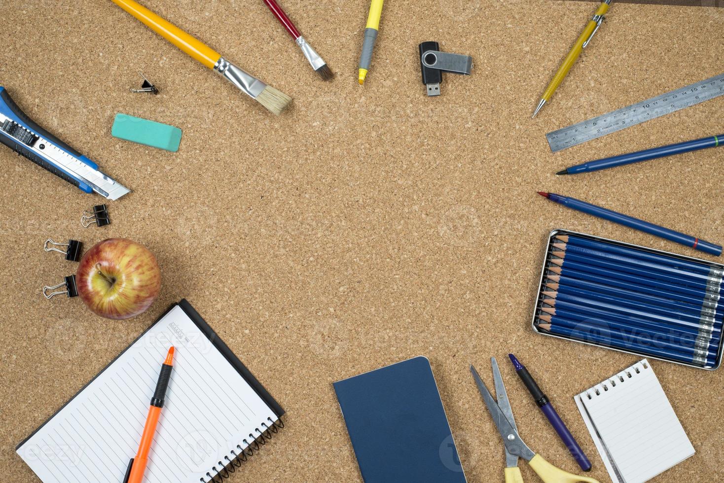 elementos da escola em fundo de cortiça com espaço para texto simbolizando a volta às aulas foto