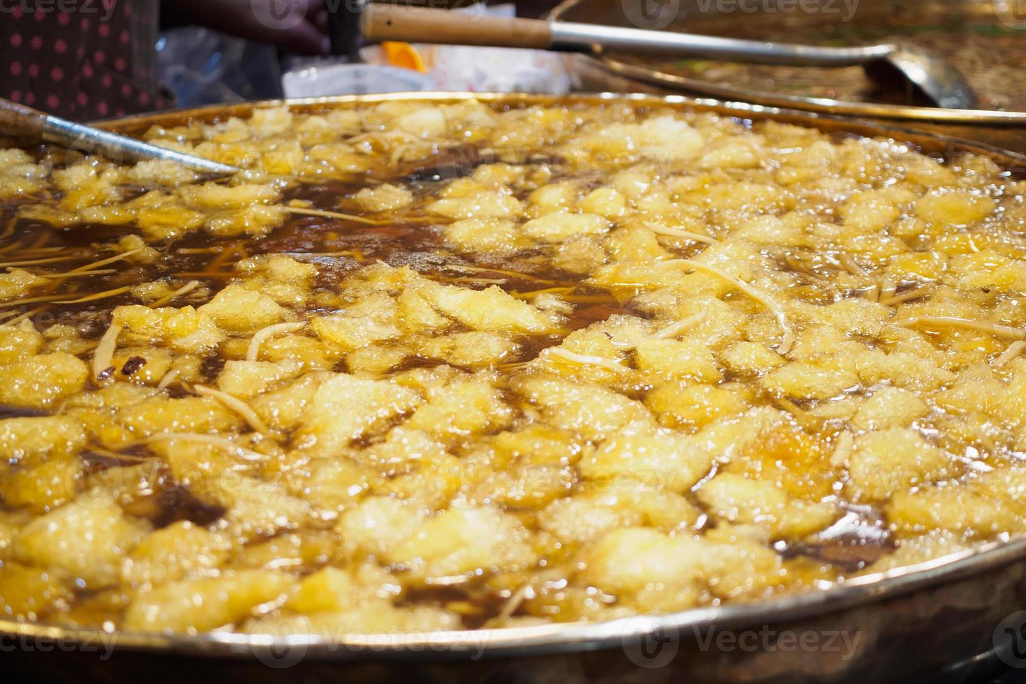 sopa de bucho de peixe cozido em panela grande no mercado de comida de rua tailandesa foto