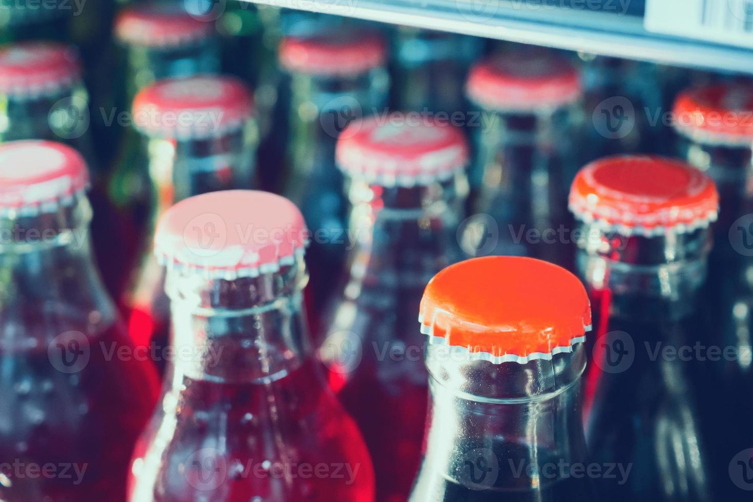 refrigerantes em fundo de garrafas foto