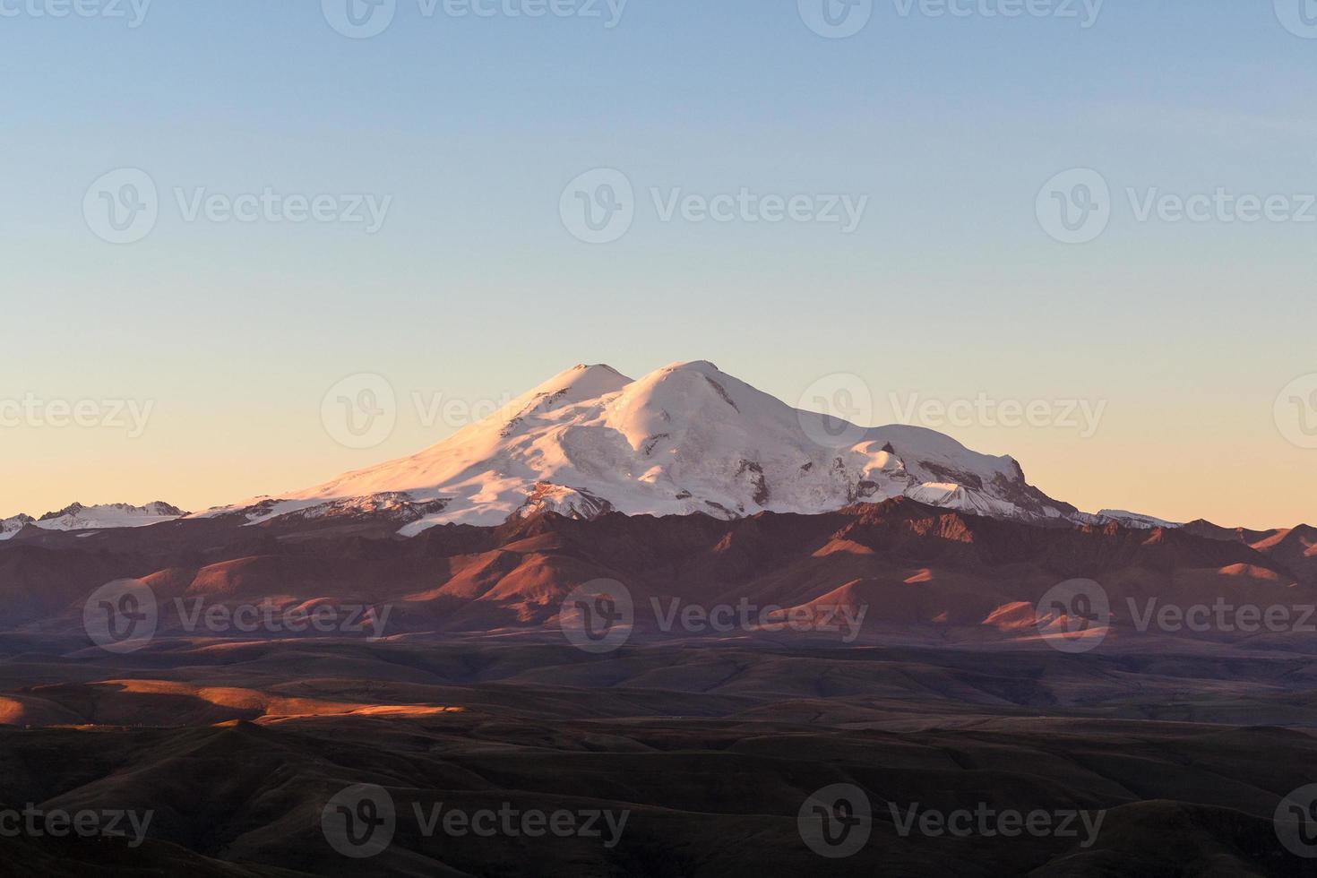 monte elbrus de bermamyt durante o nascer do sol foto