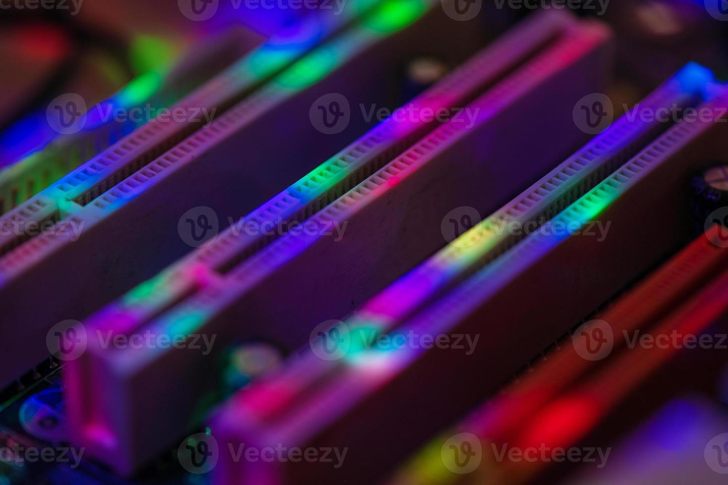 fundo abstrato com luz neon em equipamentos de processamento de computador foto