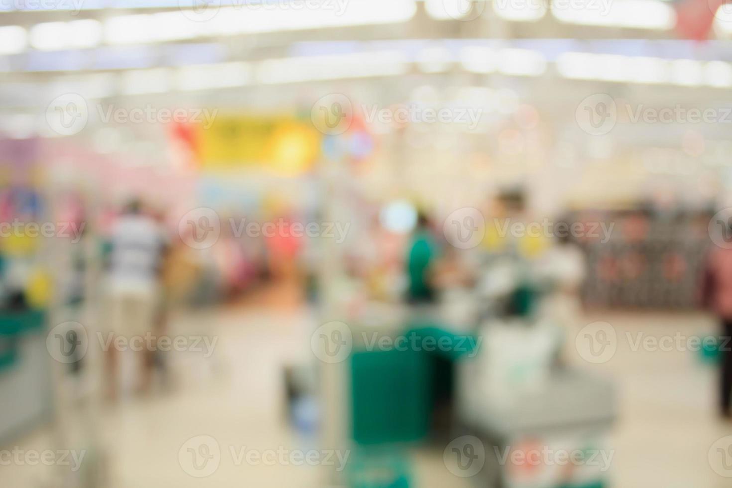 loja de supermercado desfocar fundo, balcão de caixa com cliente foto