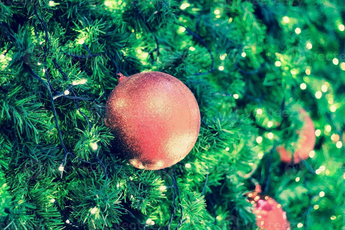 enfeites de natal na árvore de natal foto