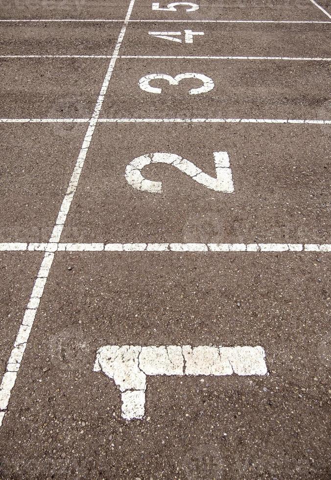 números em uma pista de corrida foto