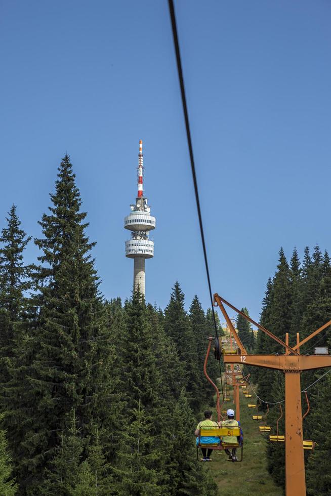 smolyan, bg, 2016 - elevador de cadeira vazio subindo na estância de esqui de montanha de inverno pamporovo na bulgária durante o verão. foto