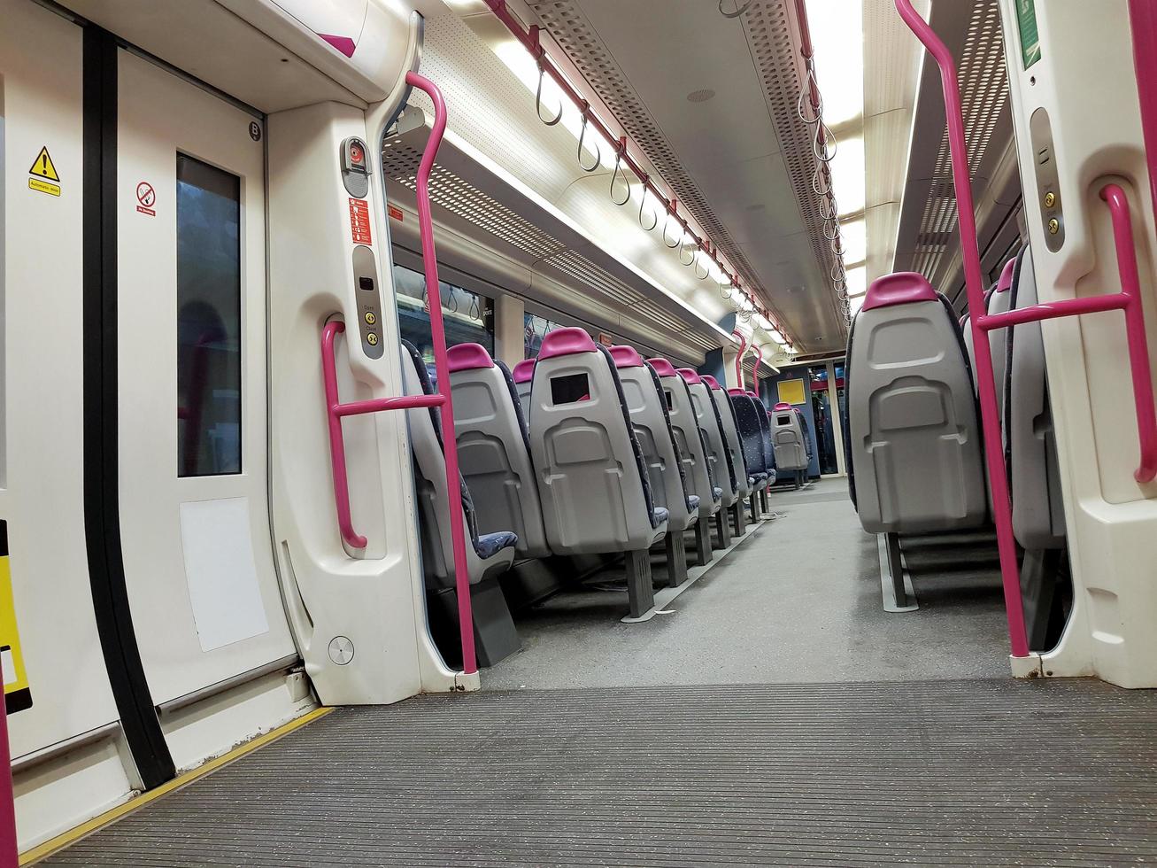 Londres, Reino Unido, 2019 - dentro de um vagão vazio. vista interior do corredor dentro dos trens de passageiros com assentos vazios do sistema ferroviário da grã-bretanha. foto