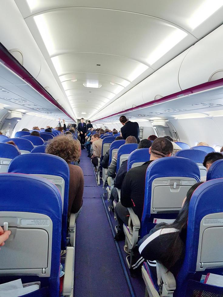londres, reino unido, 2019 - interior de um avião com passageiros em assentos esperando para decolar. foto