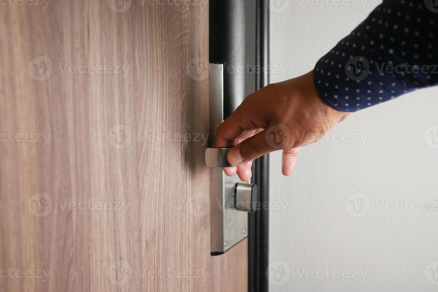 a mão do homem abrindo a porta de perto foto