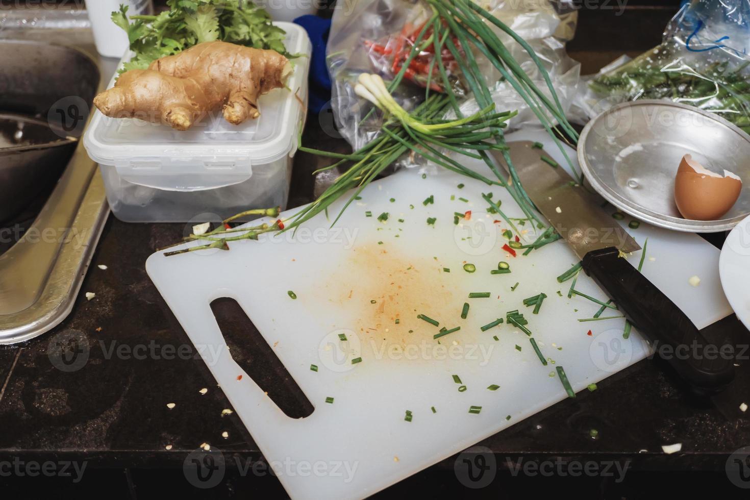 tábua suja com faca depois de cozinhar na cozinha. foto