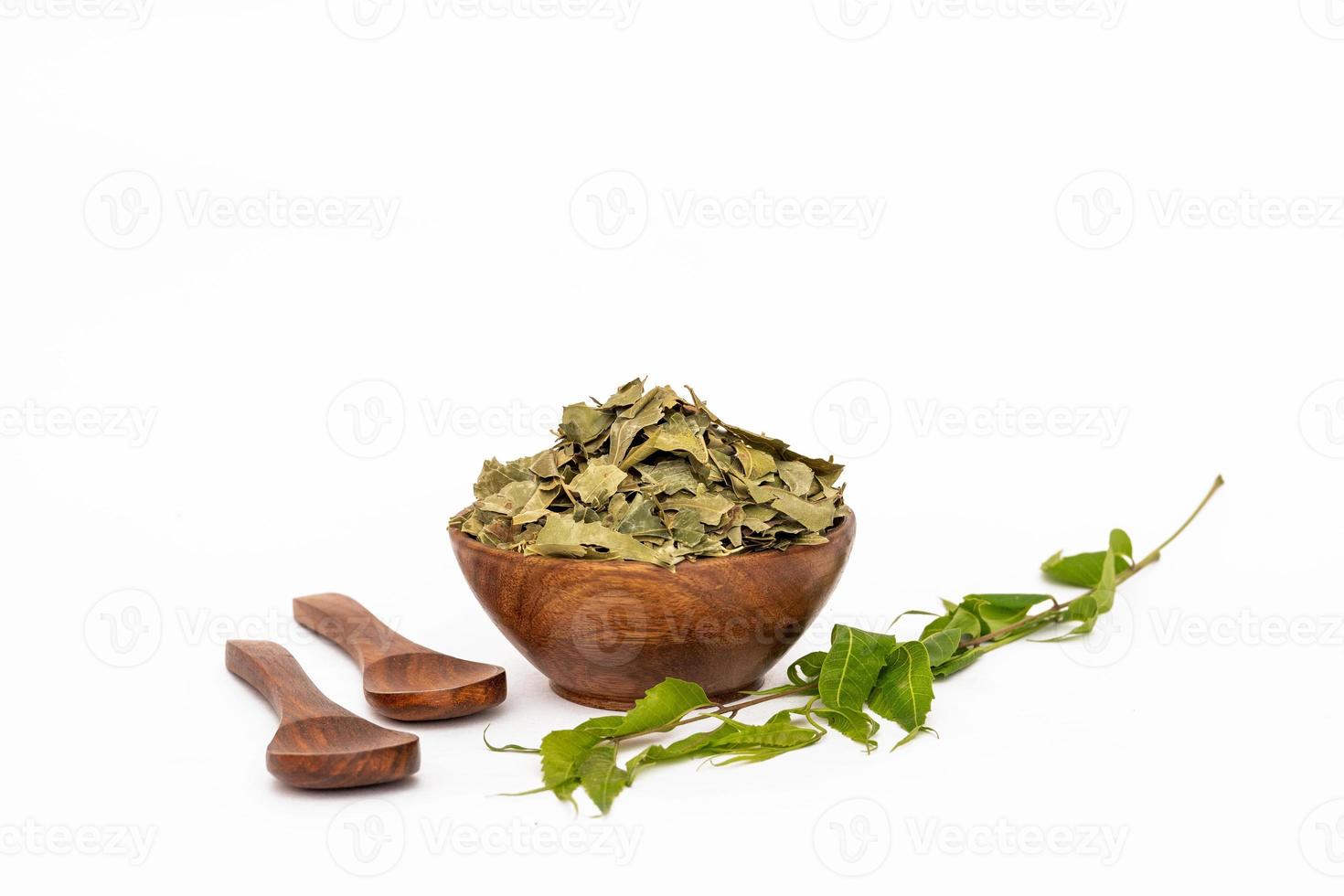 neem ayurvédico ou azadirachta indica ou folhas verdes secas ayurveda isoladas no fundo branco foto