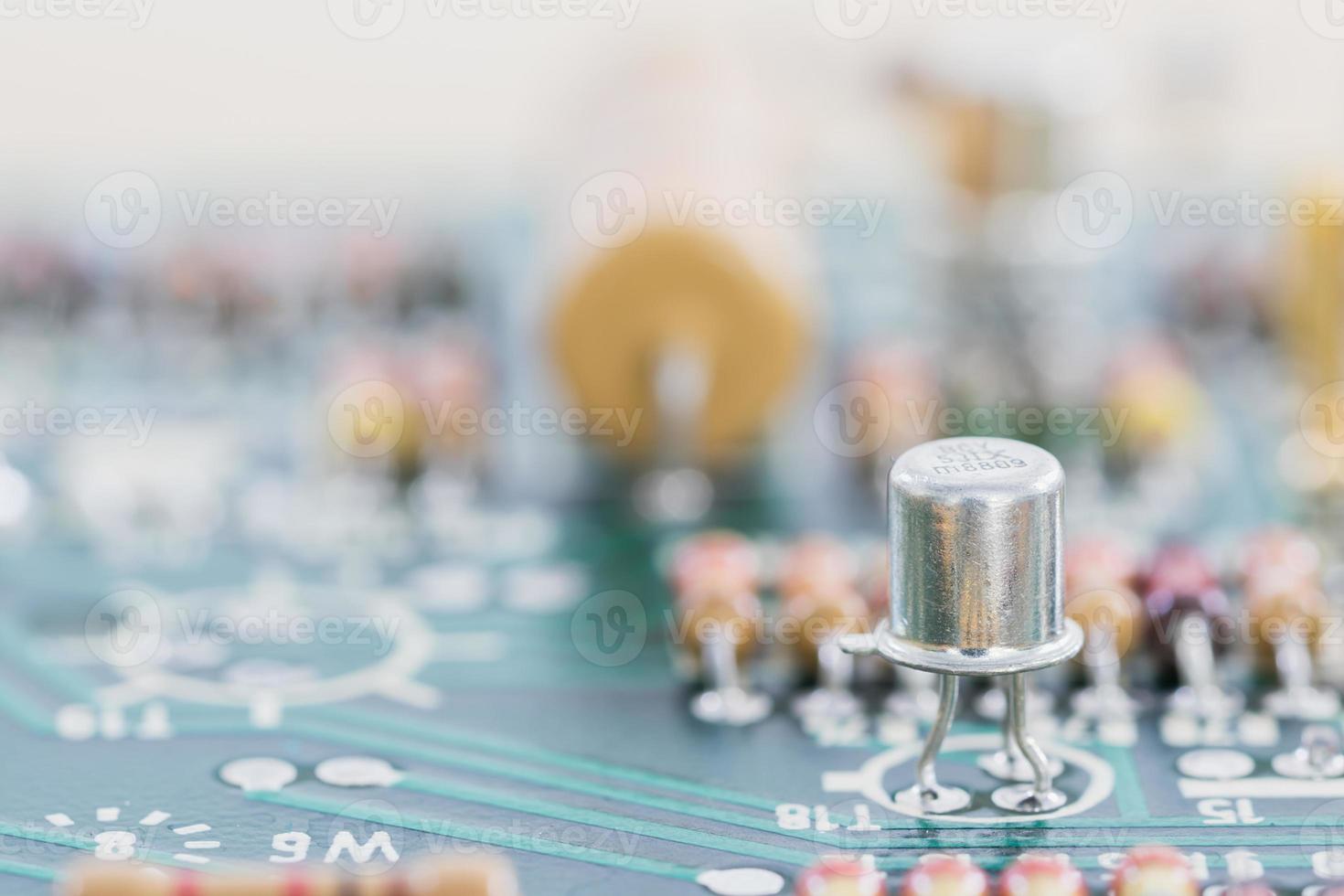 condensadores e conjunto de resistores na placa de circuito foto