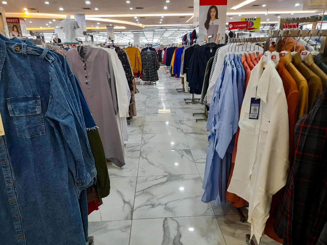 jombang, east java, indonesia, 2022 - fileiras de roupas femininas e masculinas, como camisas, vestidos, calças, saias, de várias marcas. retrato de exibição de produtos de vestuário em um shopping center foto