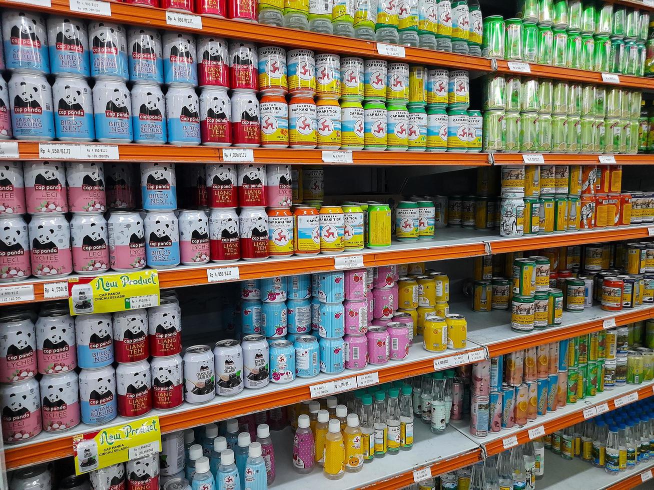 jombang, east java, indonésia, 2022 - fileiras de prateleiras em supermercados contêm fileiras de bebidas enlatadas que são halal de várias marcas conhecidas na indonésia. foto