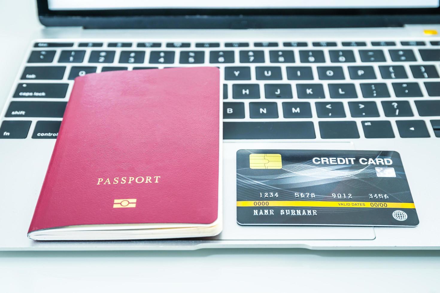 cartão de crédito e passaporte no teclado foto