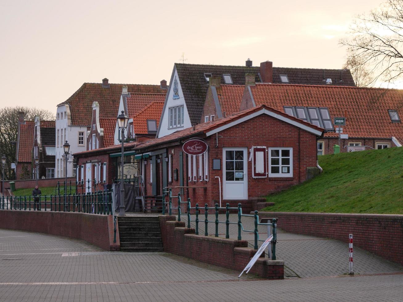 greetsiel, alemanha, 2020 - a vila de greetsiel no mar do norte na alemanha foto