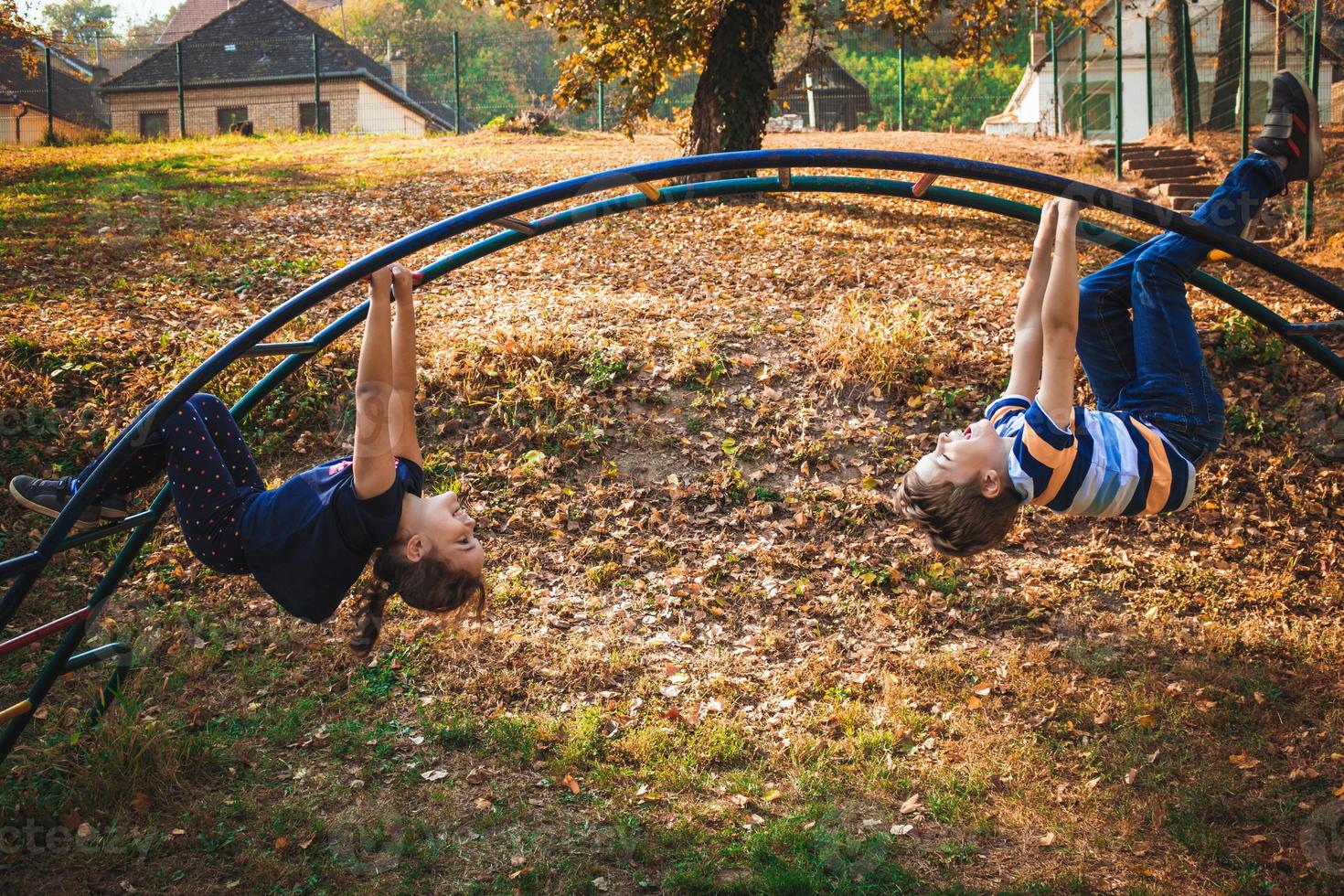 menino brincalhão e menina se divertindo no playground. foto