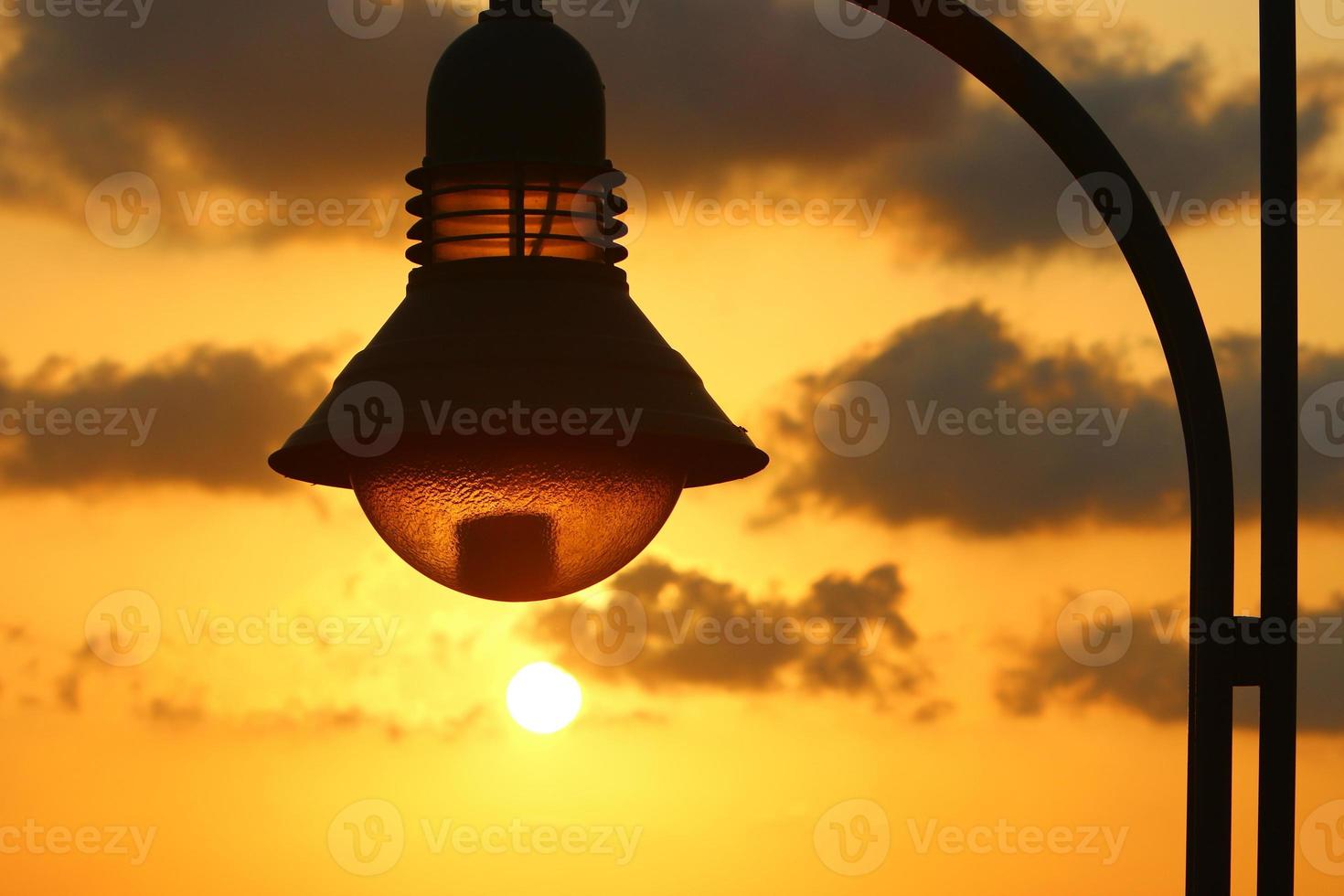 o sol se põe abaixo do horizonte no mar mediterrâneo no norte de israel. foto