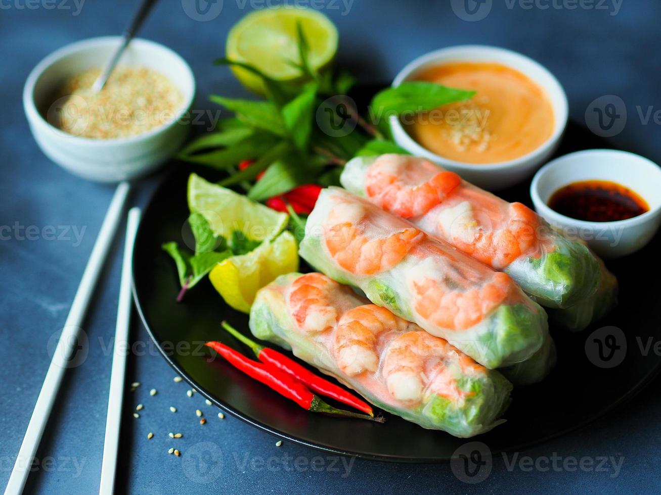 rolinhos de verão ou rolinhos primavera com camarão, comida vietnamita. foto