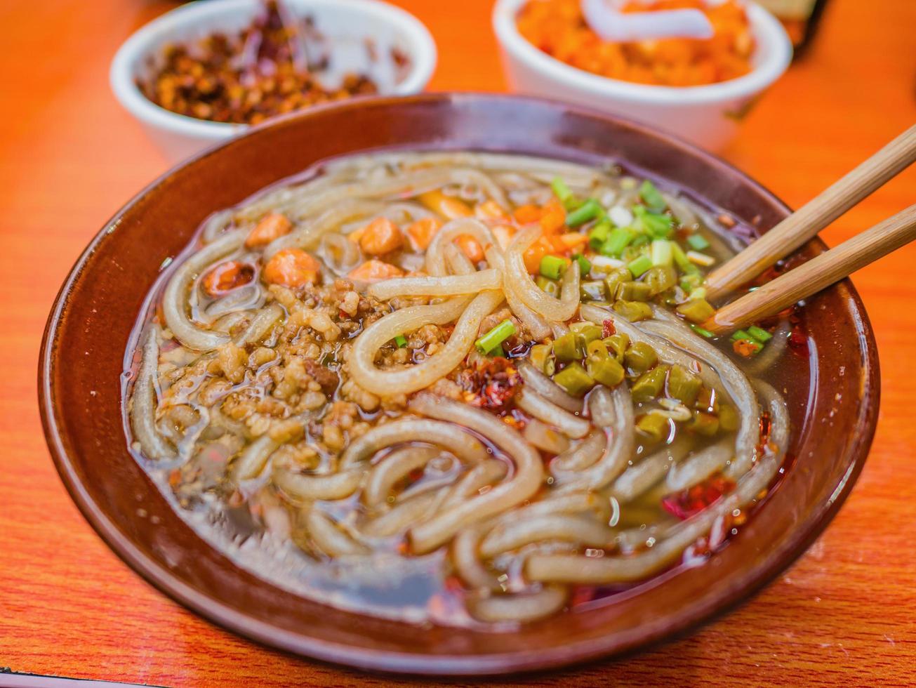 close-up comida de rua famosa de macarrão de vidro quente e azedo na china. foto