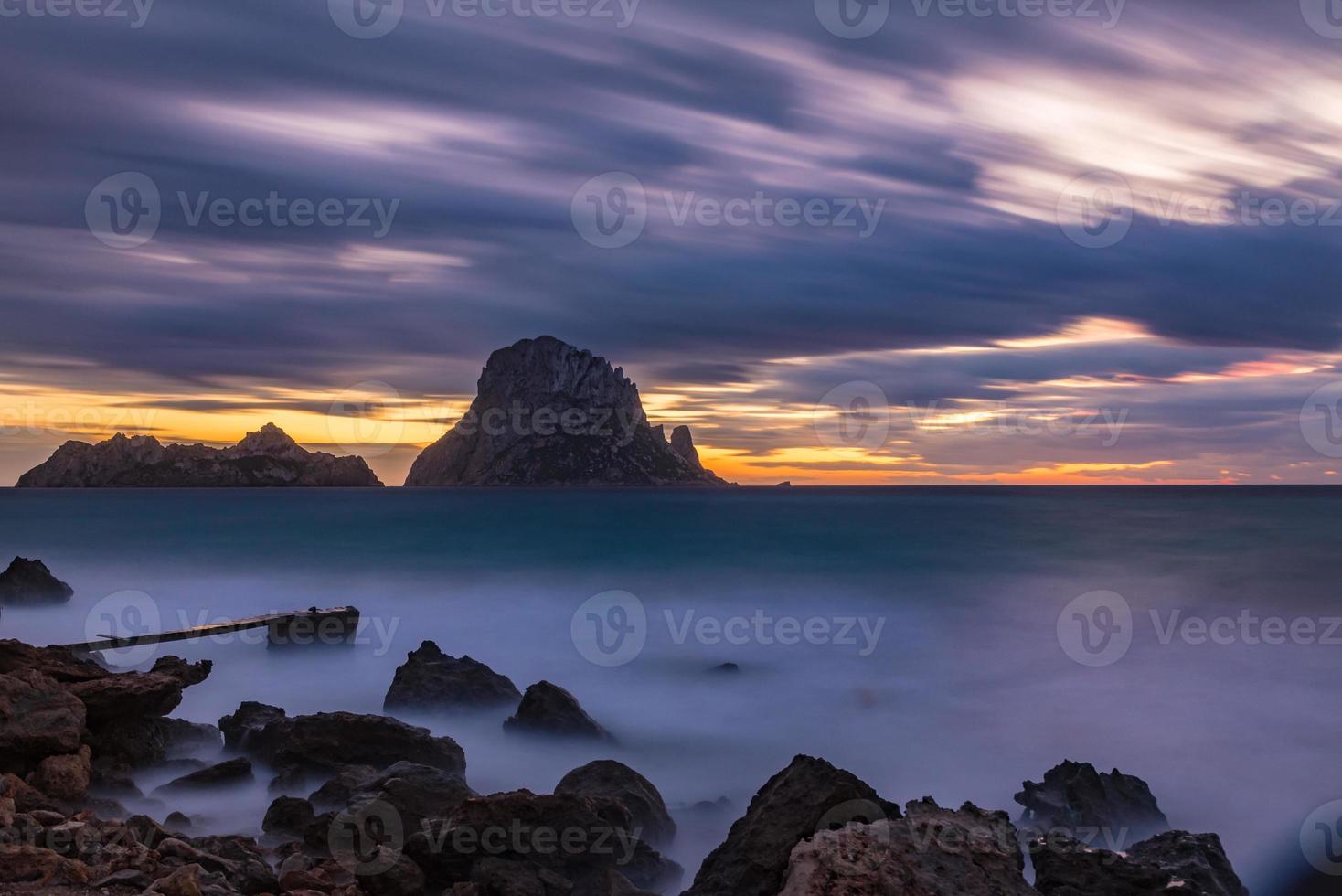 pequeno cais de madeira na baía de cala d'hort e vista da ilha de es vedra, ilha de ibiza, espanha foto