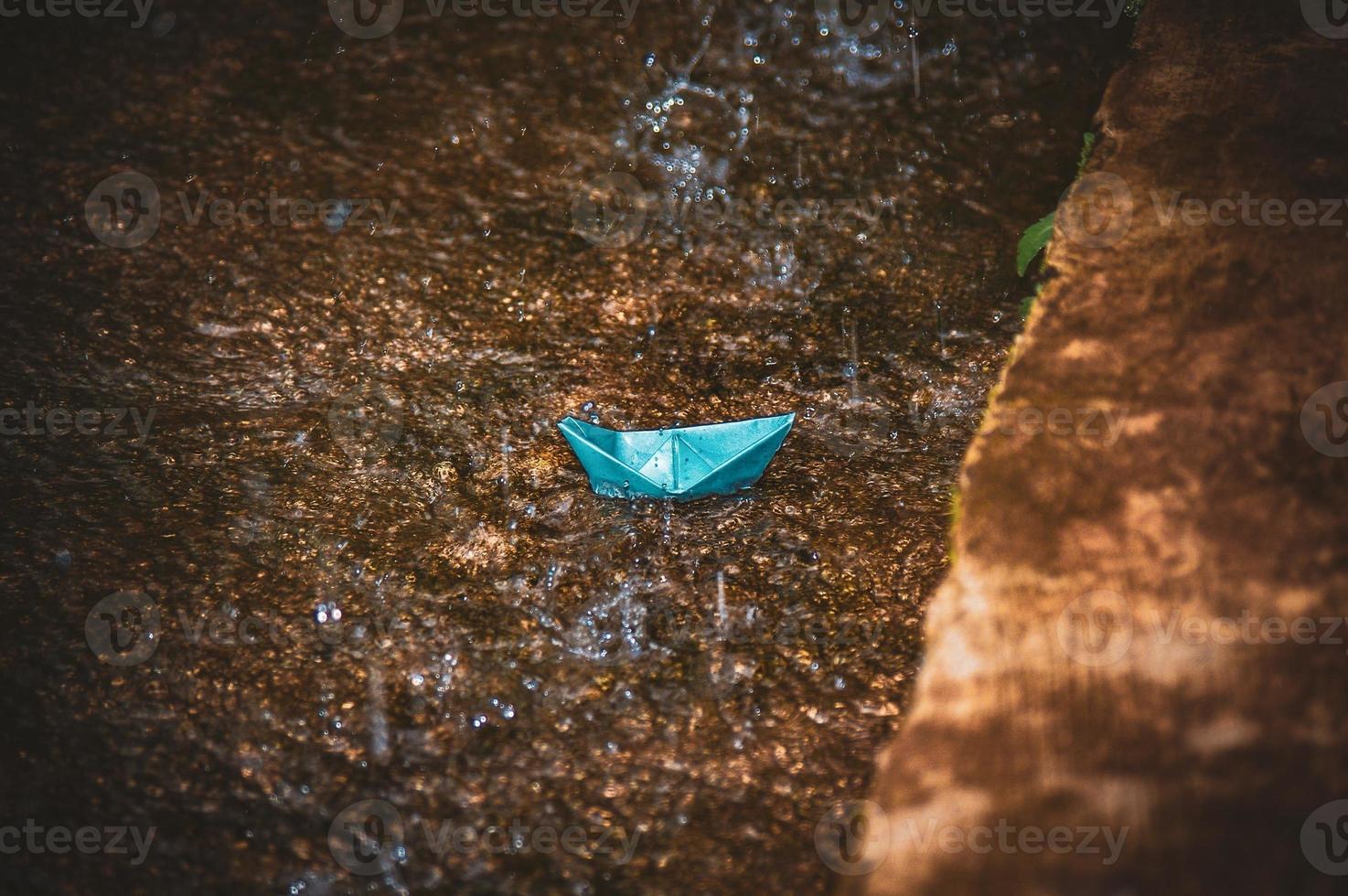 barquinho de papel origami na chuva foto