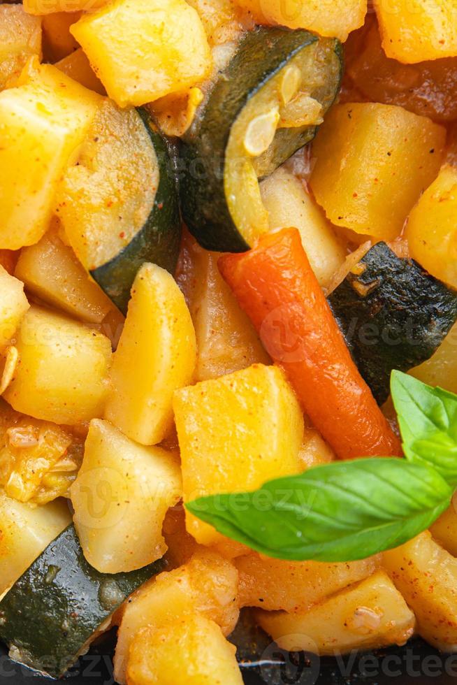 guisado de legumes batata, cenoura, abobrinha prato fresco refeição saudável lanche de comida na mesa espaço de cópia foto