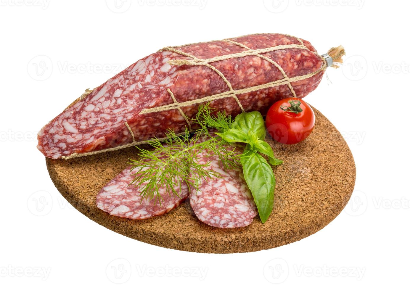 salame na placa de madeira e fundo branco foto