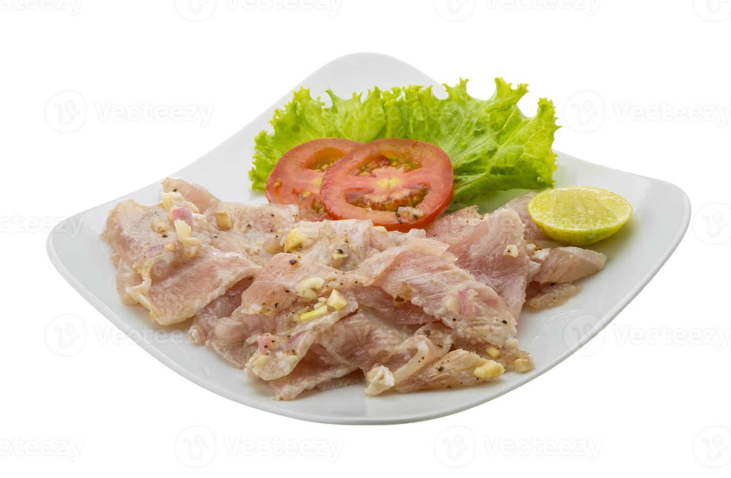 carpaccio de espadarte na chapa e fundo branco foto