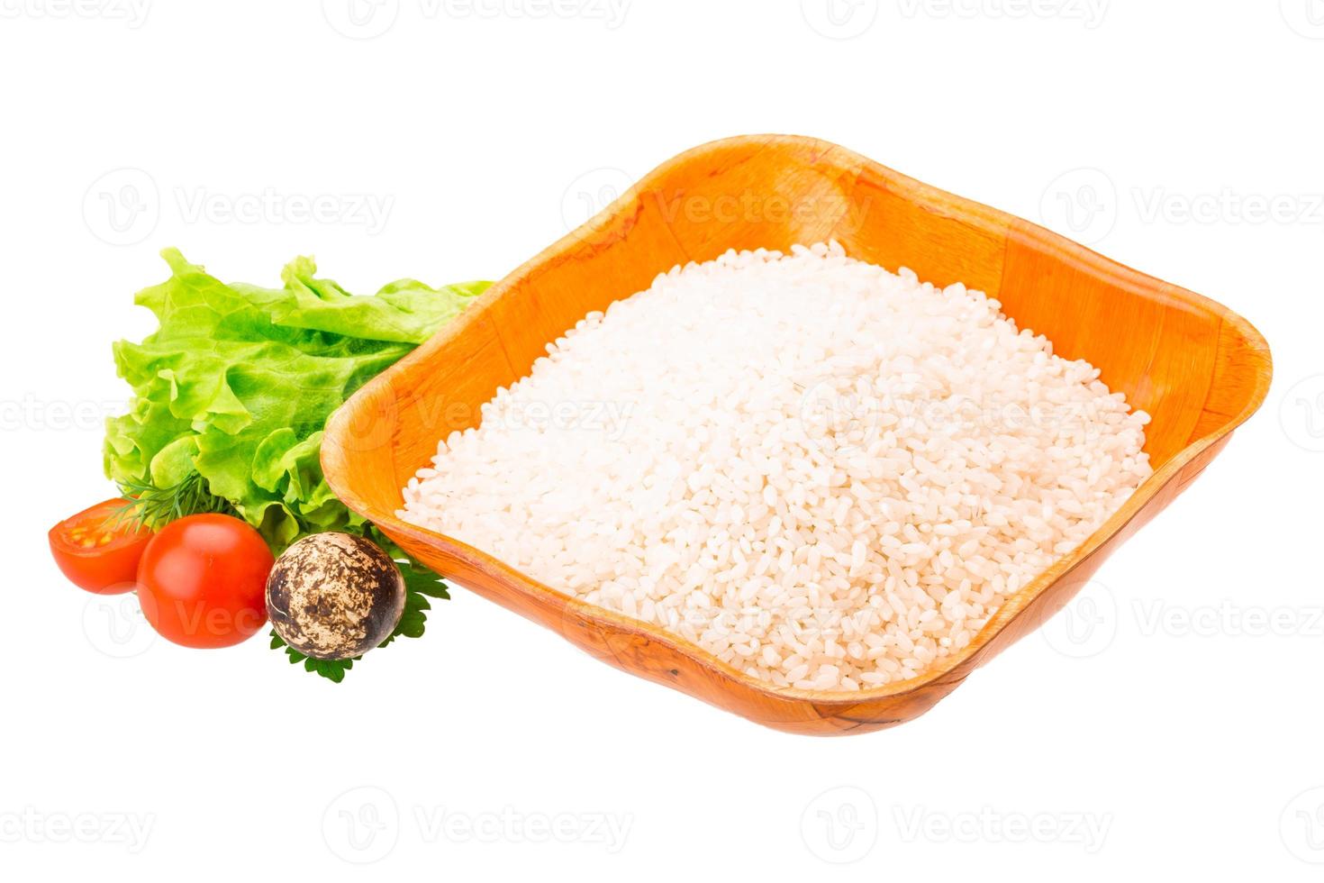 arroz em uma tigela no fundo branco foto