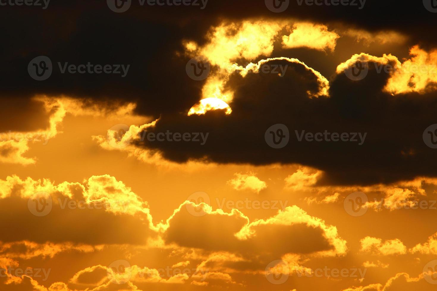 o sol se põe abaixo do horizonte no mar mediterrâneo no norte de israel. foto