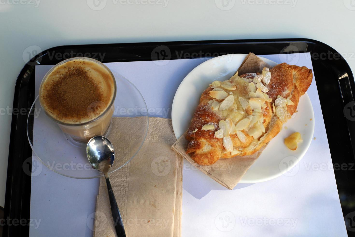 café quente na mesa de um restaurante. foto