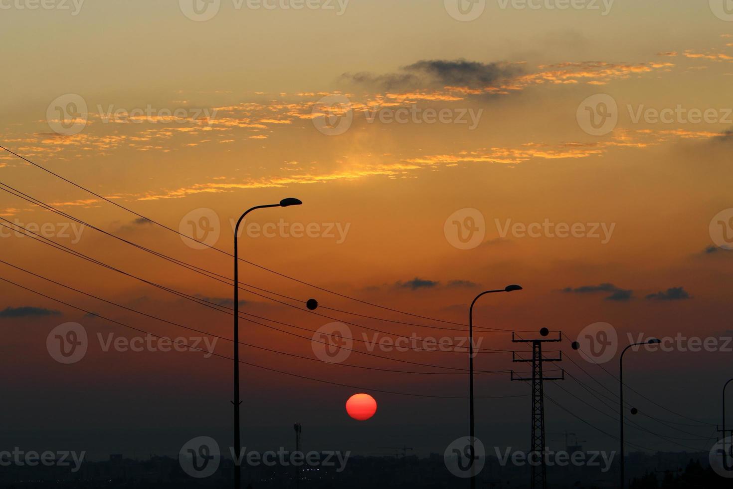 o sol se põe abaixo do horizonte no mar mediterrâneo no norte de israel. foto