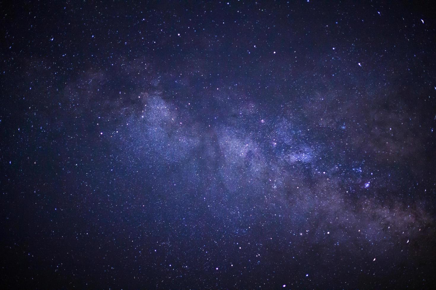 céu noturno estrelado e galáxia da via láctea com estrelas e poeira espacial no universo foto